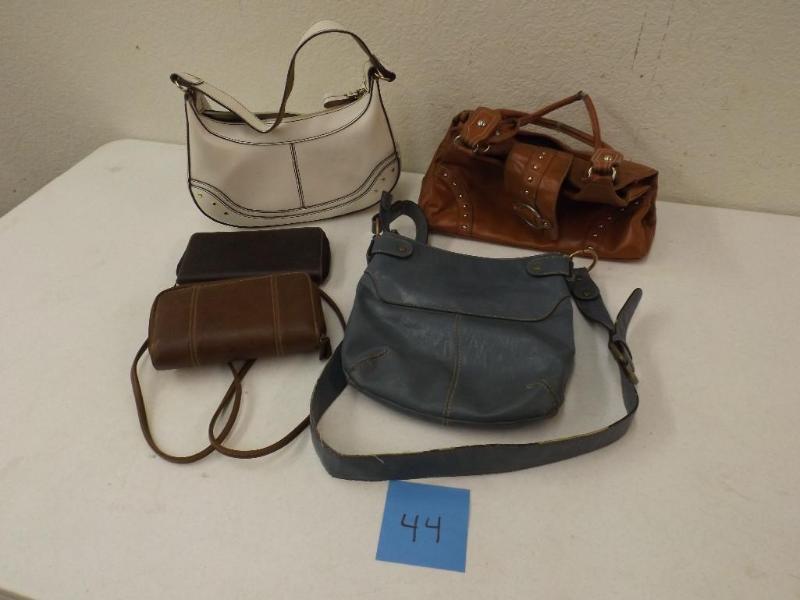 This lot includes 4 women purses an...