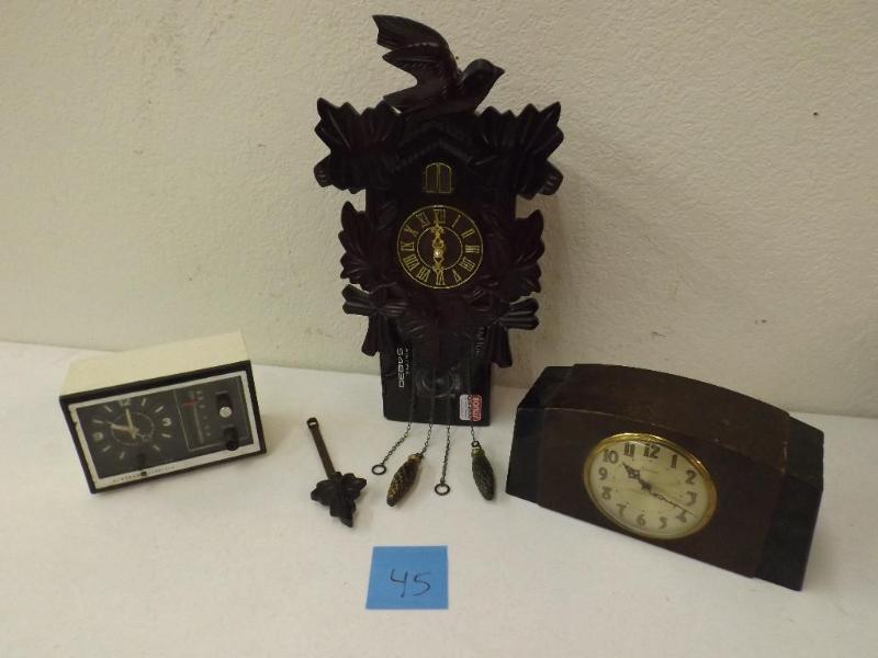 This lot includes 2 vintage clocks ...