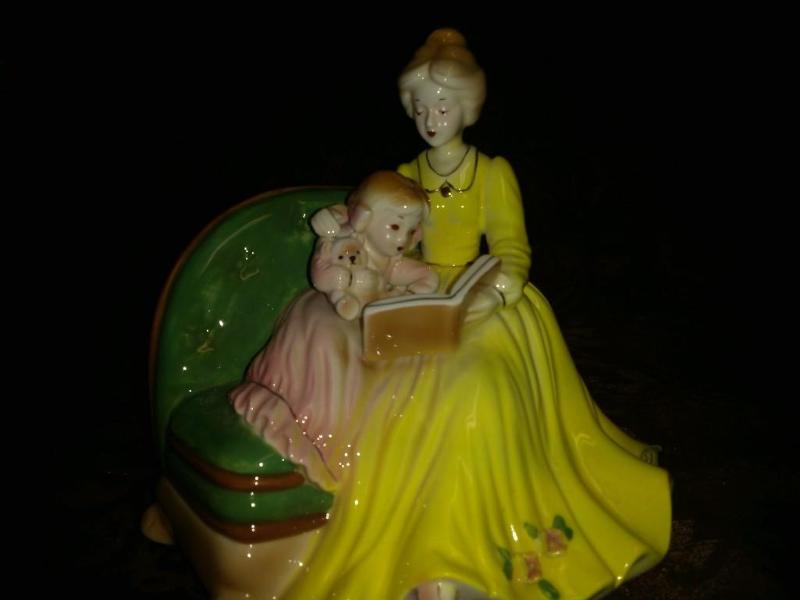 VINTAGE mother reading to girl musi...