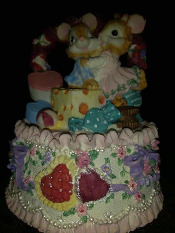 Wonderful Whimsy music box, mice pl...