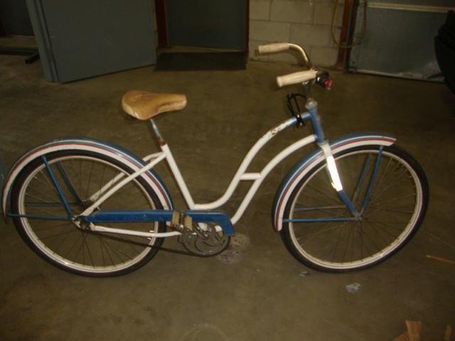 lot 132 image: Vintage Janney Beach Comber Bicycle...