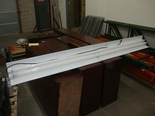 lot 71 image: 8ft Fluorescent Light Fixture...