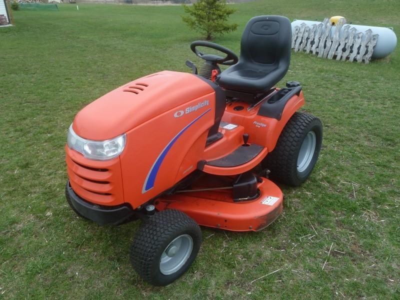lot 6 image: 2007 Simplicity Lawn Tractor Model...