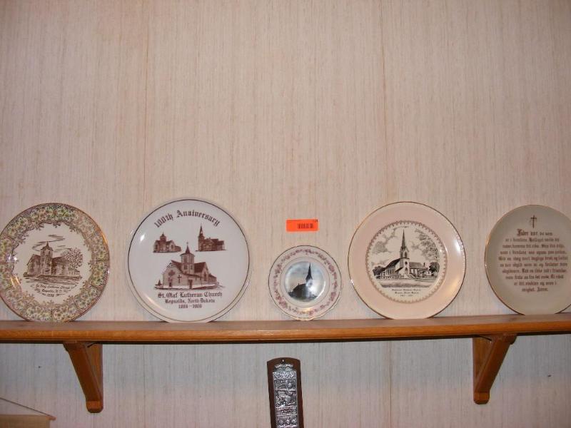 lot 124 image: 5 collectible plates, 4 church anni...