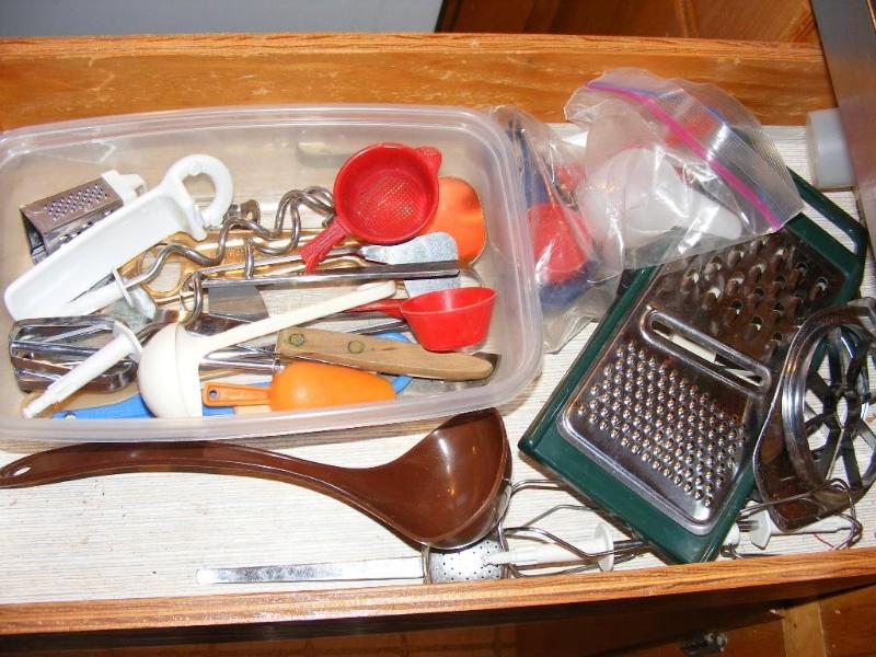 lot 142 image: Kitchen Items