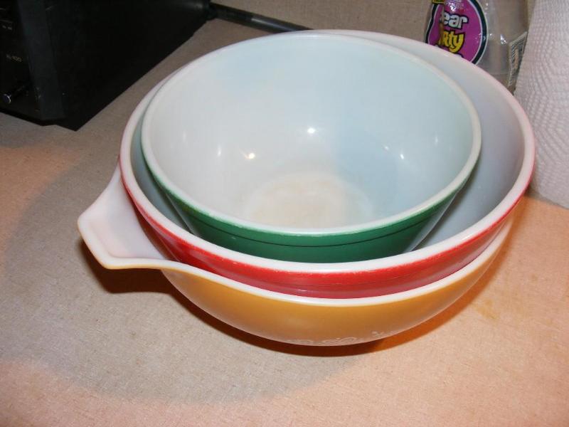 lot 144 image: Pyrex Bowls