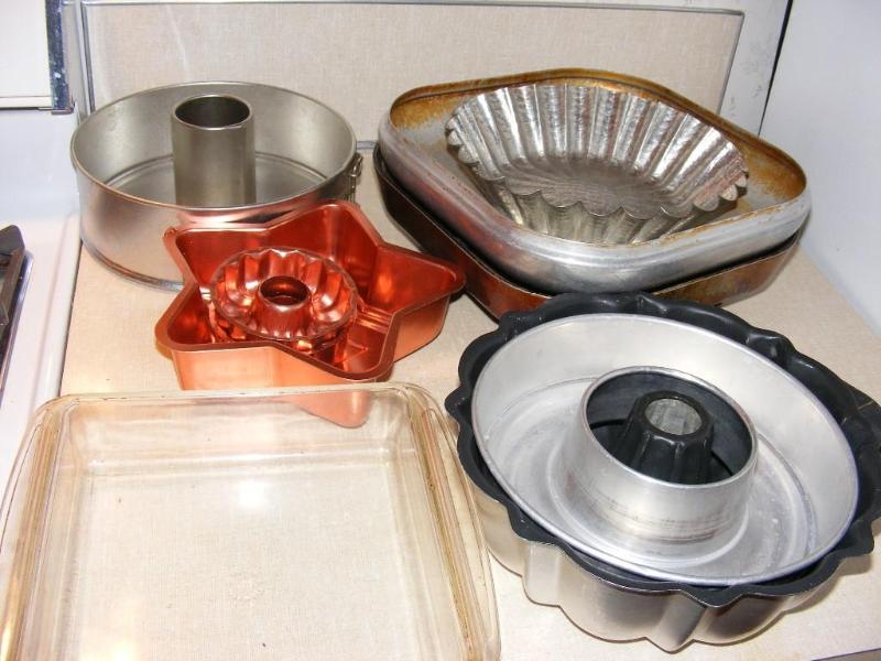 lot 176 image: Lot of Kitchen Items, Jello Molds, ...