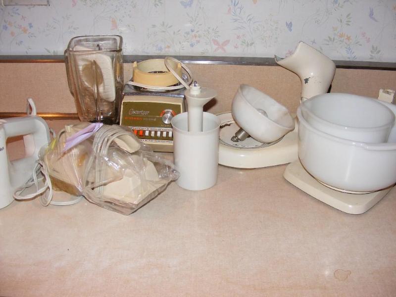 lot 179 image: Lot of Vintage Kitchen Appliances, ...