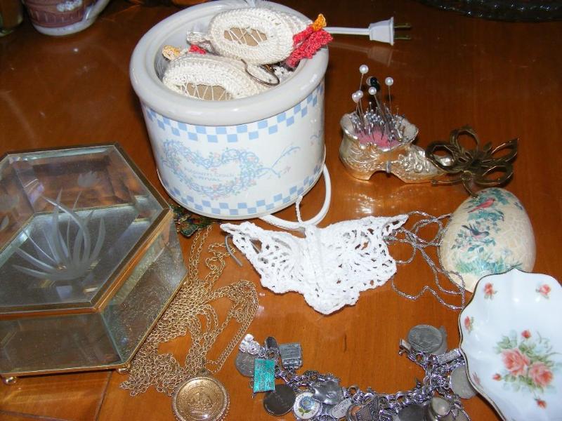 lot 188 image: Lot of Misc Decorative Items, Glass...