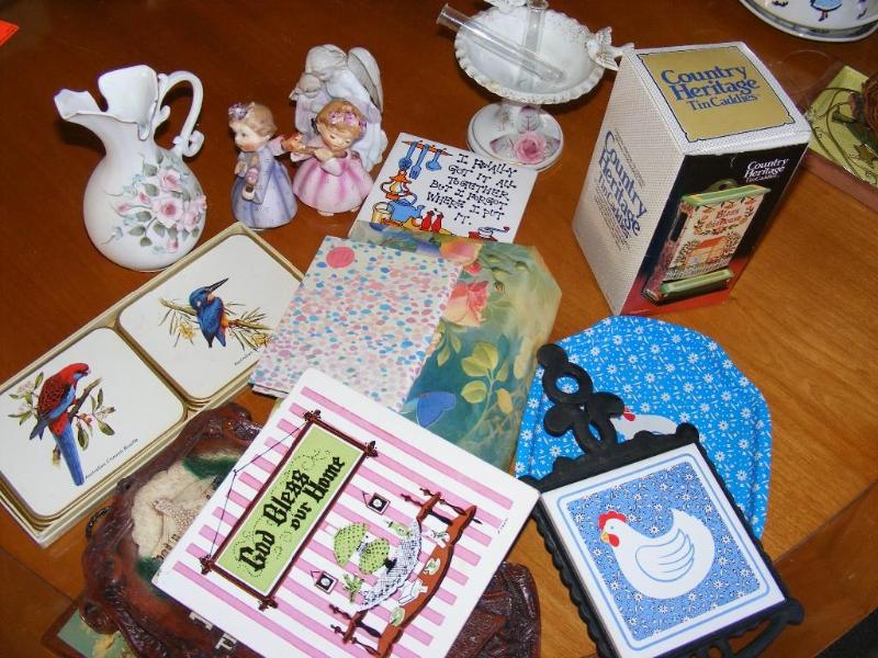 lot 202 image: Lot of Misc Items, wall hangings...