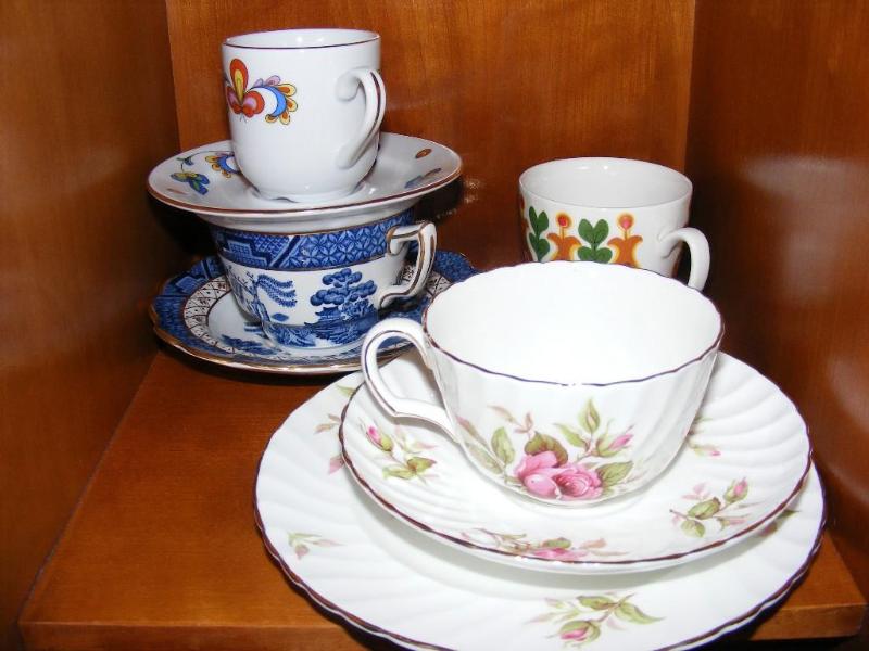 lot 205 image: 4 tea cups, 3 have matching saucers...