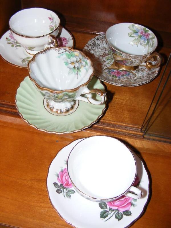 lot 206 image: 4 tea cups and saucers...