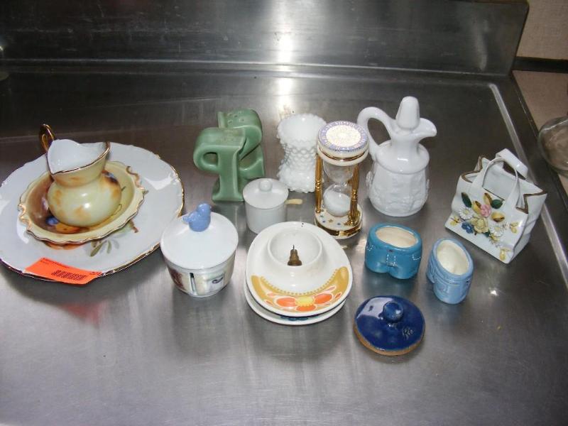 lot 221 image: Misc Nick Nacks