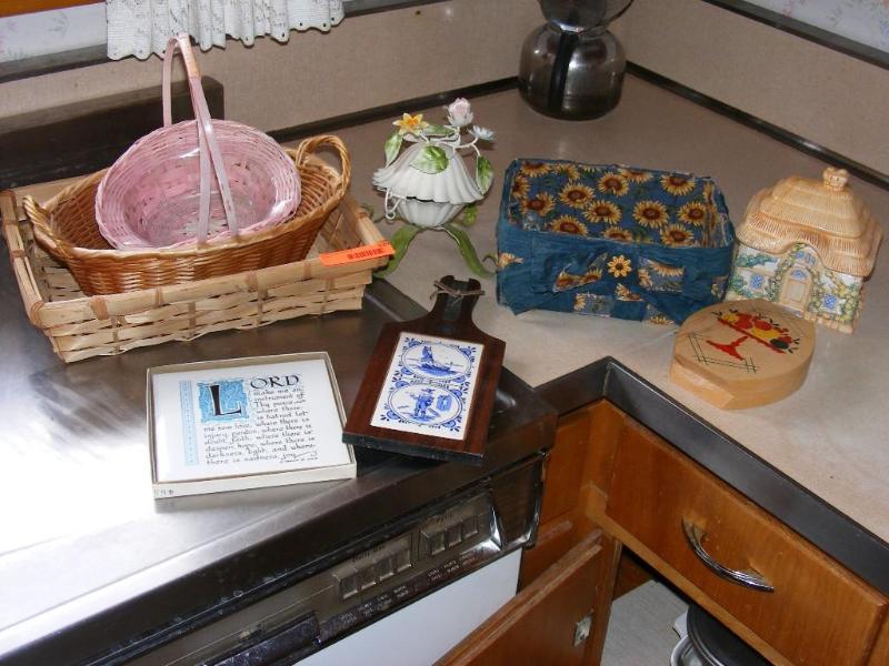 lot 229 image: Misc Kitchen Lot
