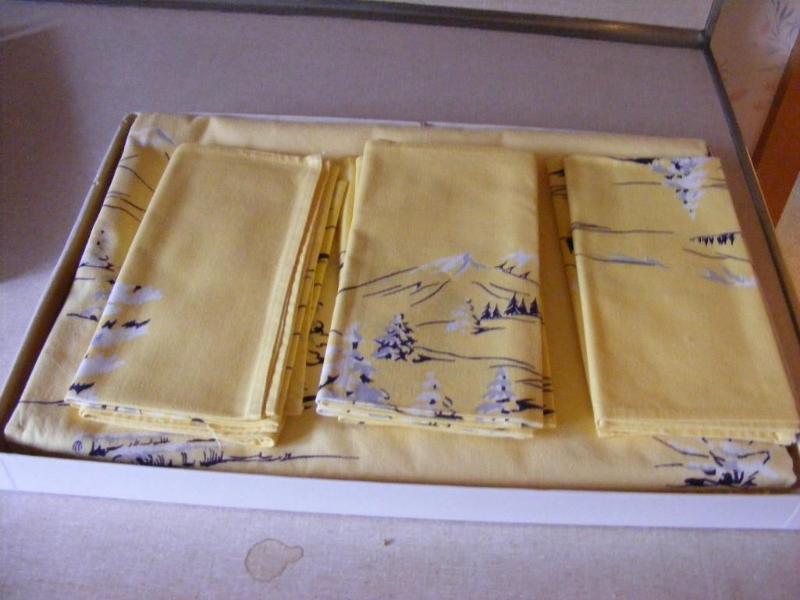 lot 231 image: Yellow Table Cloth Set