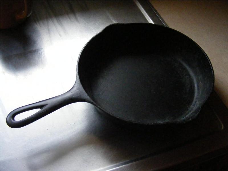 lot 240 image: Griswold Cast Iron Pan