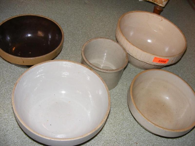 lot 253 image: Lot of Pottery Bowls and one smalle...