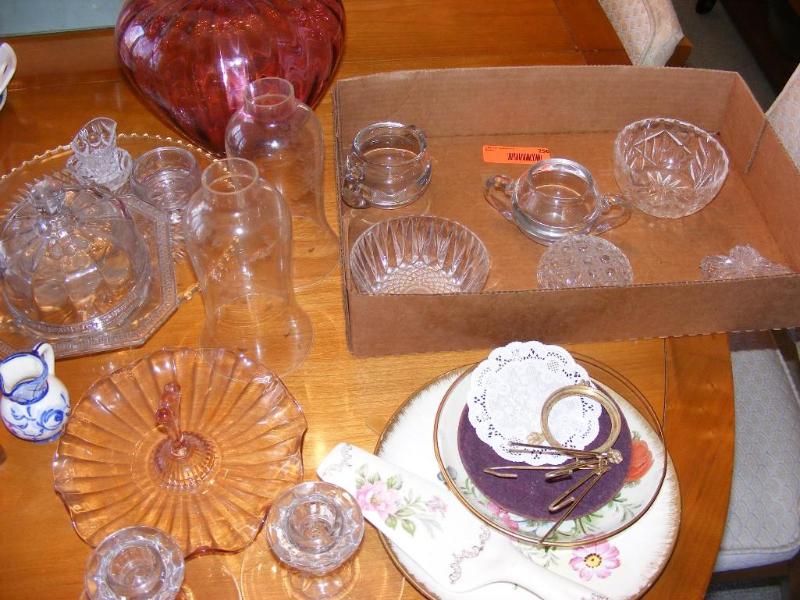 lot 256 image: Lot of Glass Serving Items, cream &...