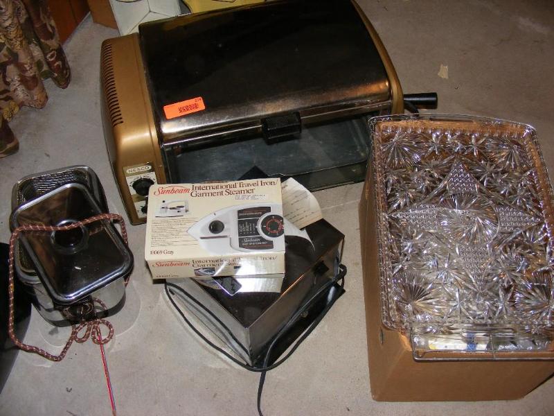 lot 274 image: Lot of Household Items, Deep Fryer,...