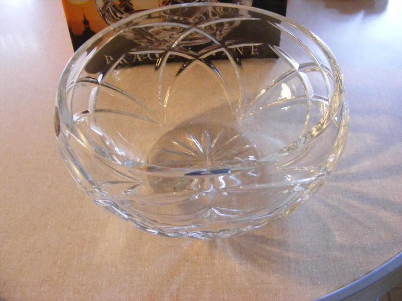 lot 32 image: Crystal Dish