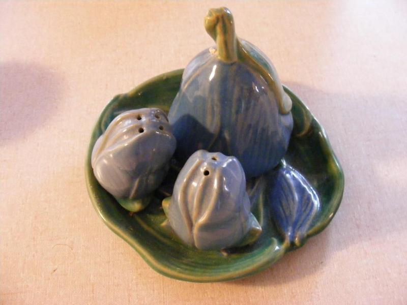 lot 33 image: Rose Meade 4 peice saltpepper shaker