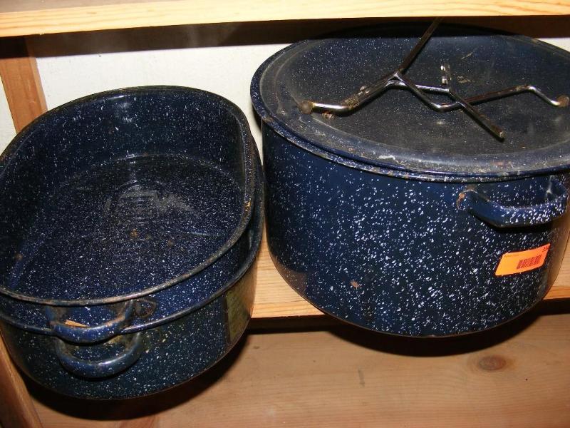 lot 334 image: Blue Canner and Roaster...