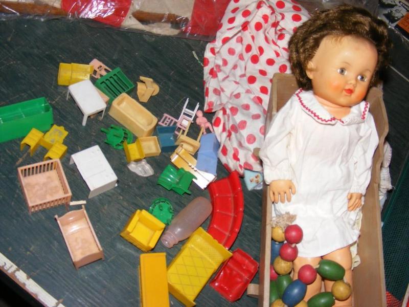 lot 341 image: Miniature Doll House Furniture, bab...