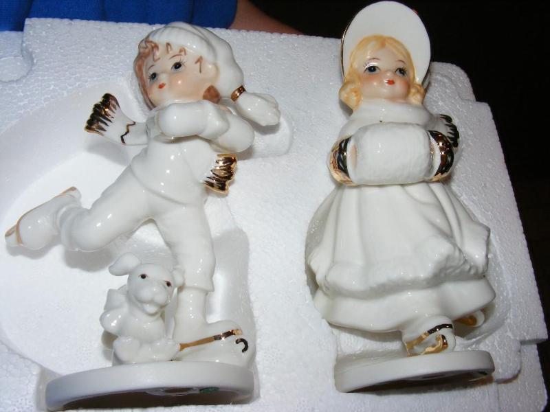 lot 400 image: Holiday Figurines, Napkin holders a...