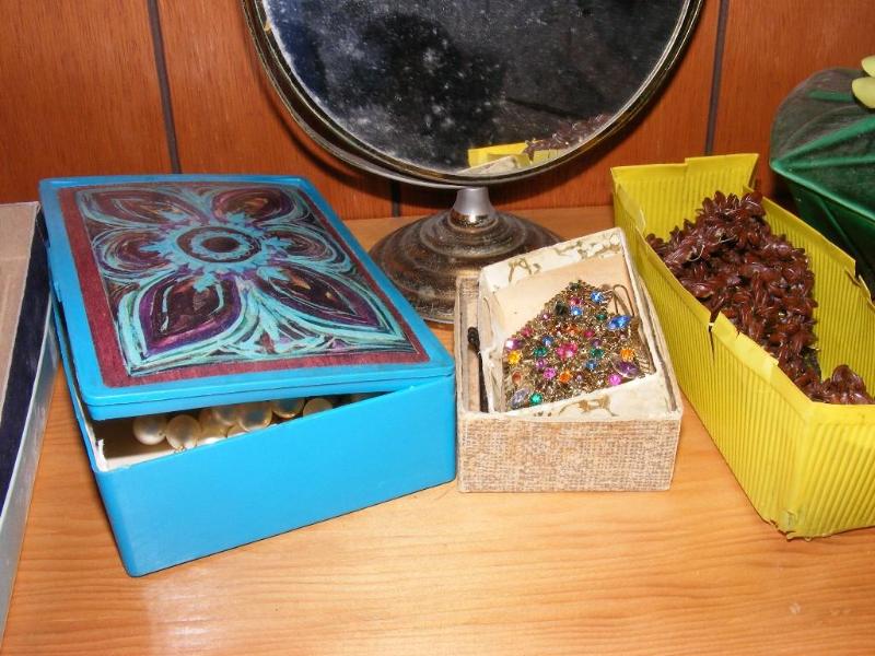 lot 404 image: Mixed Lot of Vintage Jewelry and De...