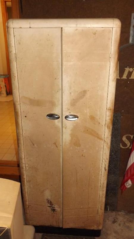 lot 418 image: Metal Cabinet in Garage, includes c...