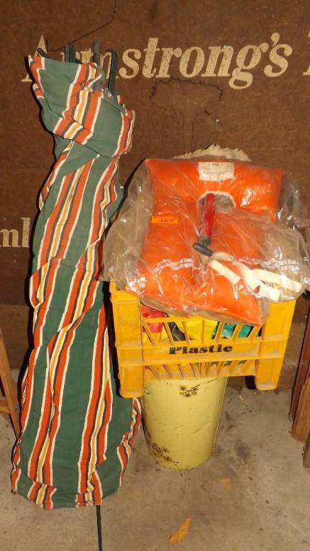 lot 421 image: Mixed Lot, Pool inflateables, Life ...