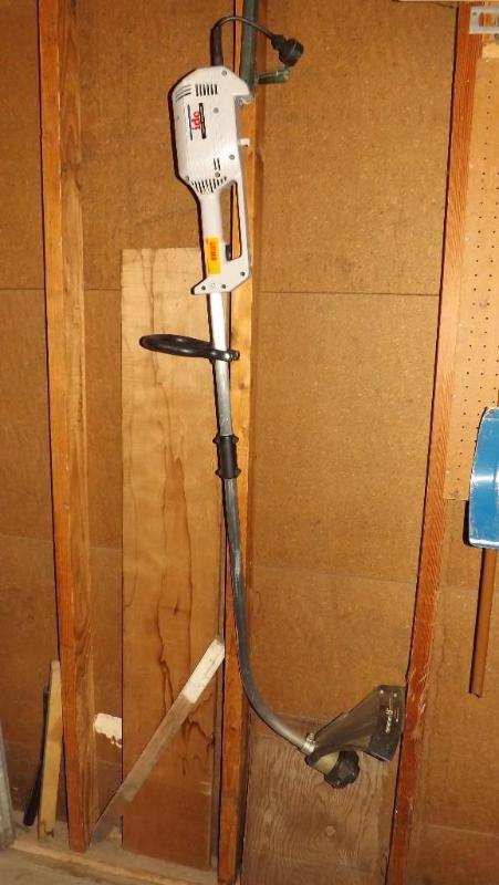 lot 426 image: Electric Weed Wacker...