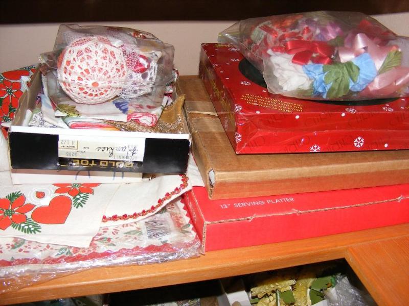 lot 450 image: Snowman Clock, holiday platter, box...