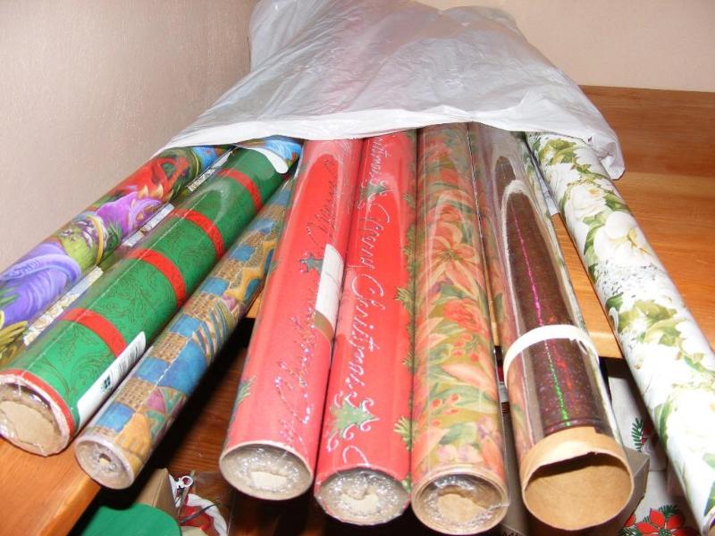 lot 453 image: Lot of Christmas Wrapping Paper, so...