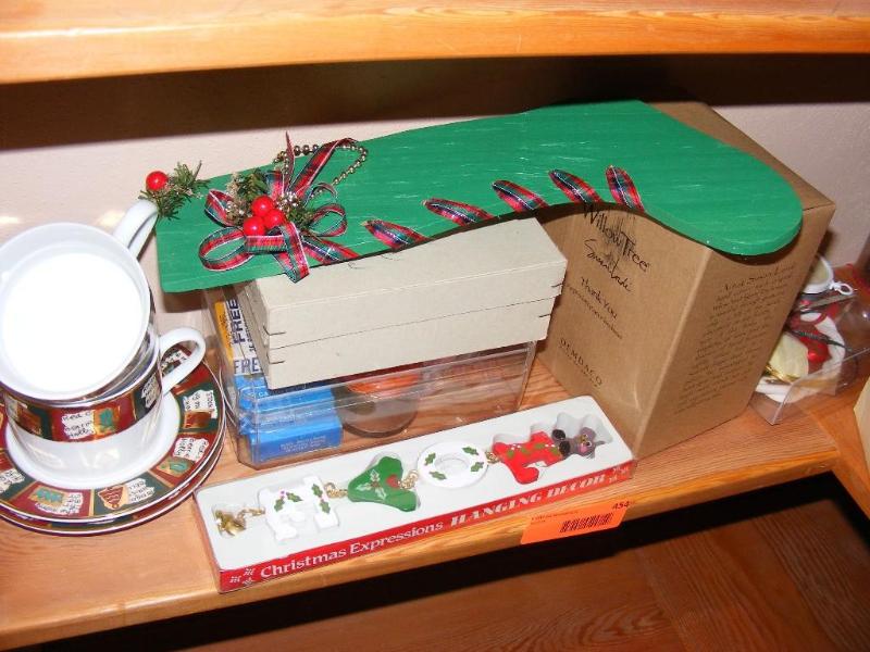 lot 454 image: Lot of Christmas Items and Decorati...