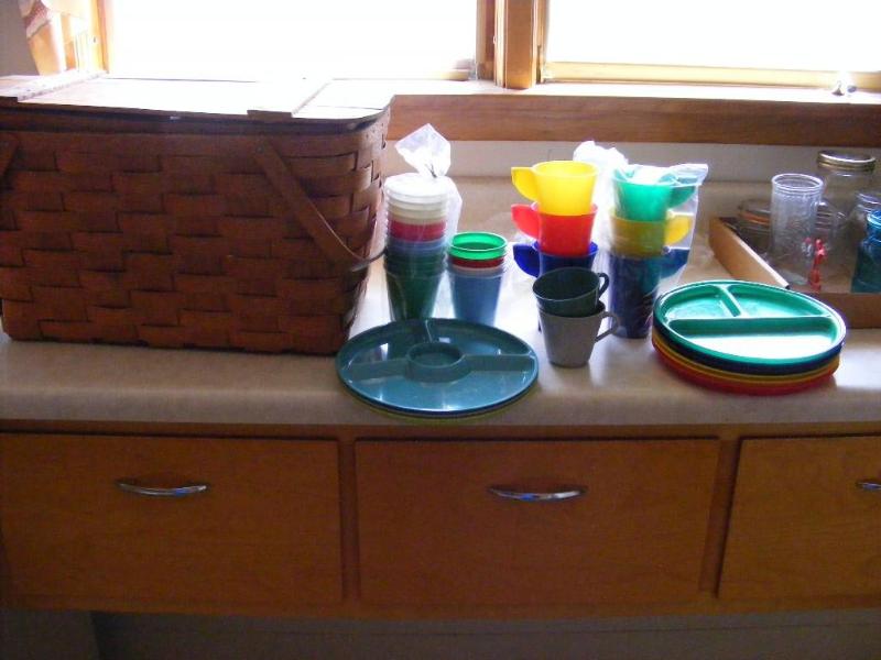 lot 69 image: Picnic Basket with dishes...