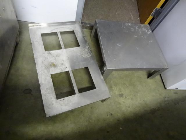 2 metal risers...
