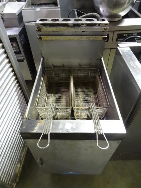 Castle Natural Gas Deep Fryer. 2 Ba...