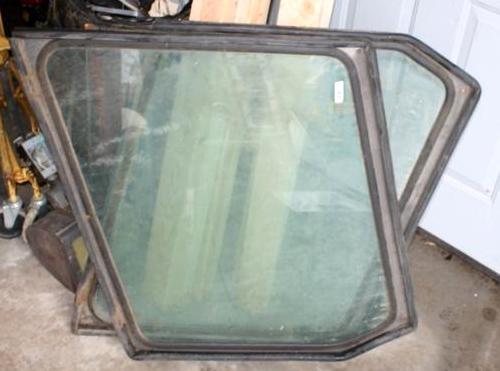 lot 20 image: Side windows for Gehl skid steer, g...