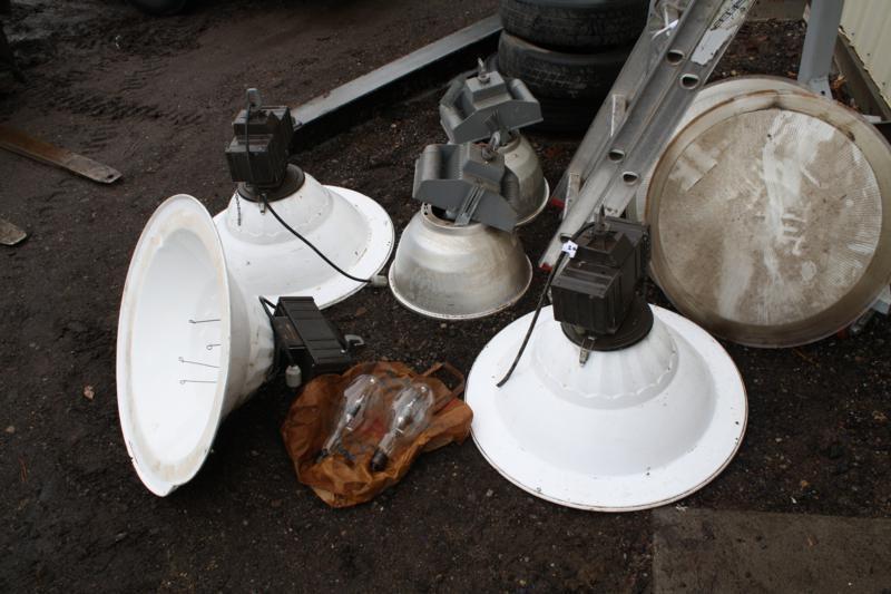 lot 22 image: Commercial Lights. Lot of hi and lo...
