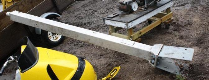 lot 24 image: Aluminum Light Pole. 9x 6" sq...