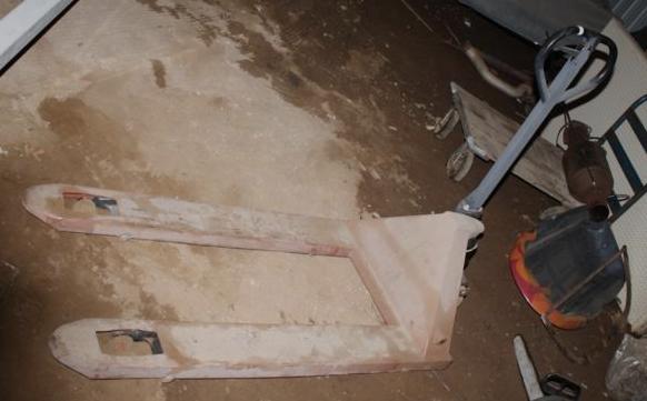 lot 30 image: Pallet jack Used very little in goo...