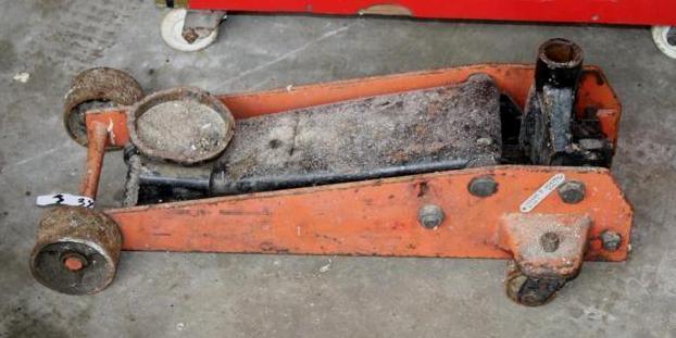 lot 34 image: Automotive floor jack, works, the h...