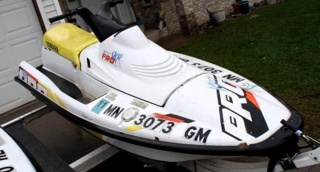 lot 4 image: 1993 YAMAHA PRO UXR Wave Runner VIN...