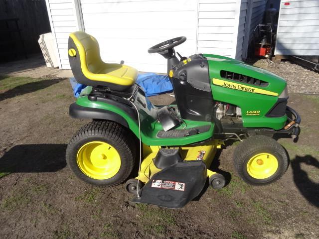 lot 1 image: 2007 John Deere LA410 lawn tractor....