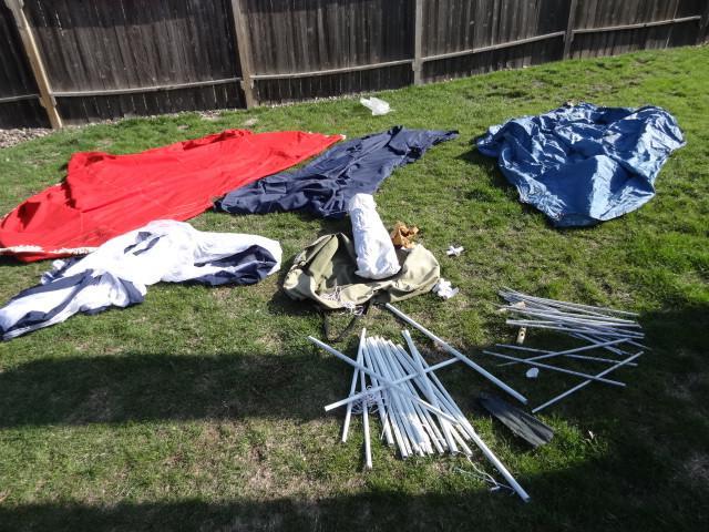 lot 10 image: Screen tent and accessorois. Looks ...