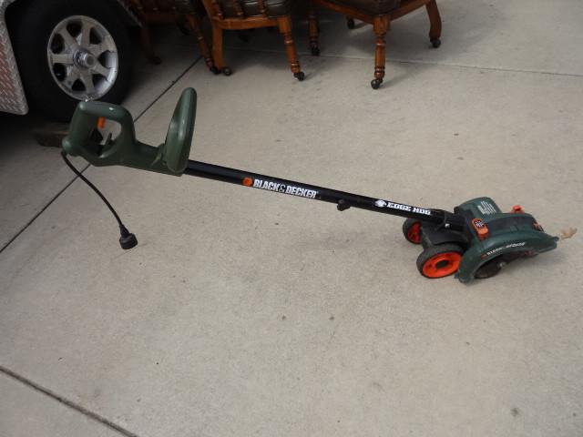 lot 102 image: Black and Decker edge hog. 120 volt...