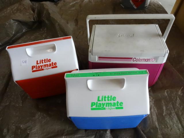 lot 113 image: 1 Coleman and 2 Igloo lunch coolers...