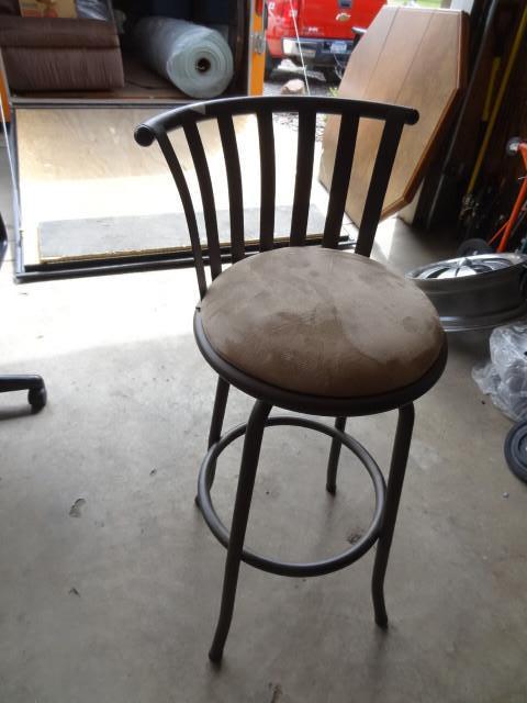 lot 117 image: Metal cushioned stool. 30&quot sea...