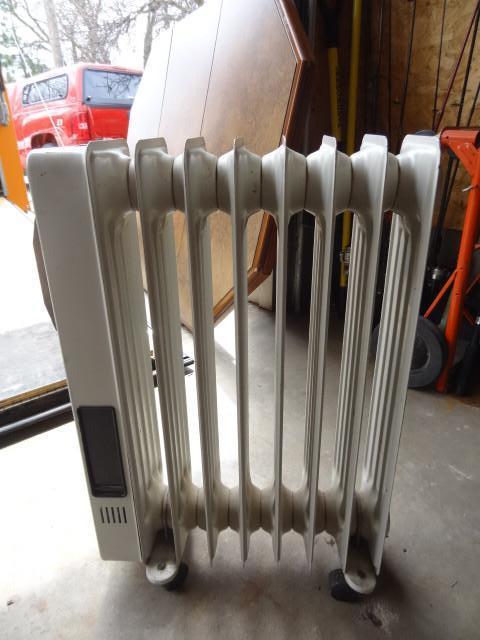 lot 125 image: Delonghi oil heater. Works...